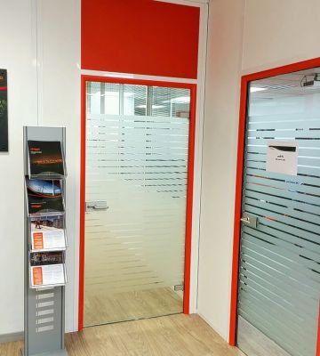 Цельностеклянные двери для офисных перегородок