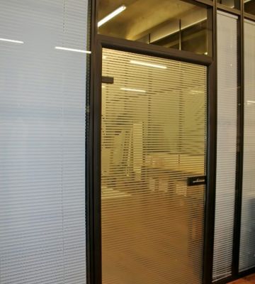 Цельностеклянные двери для офисных перегородок