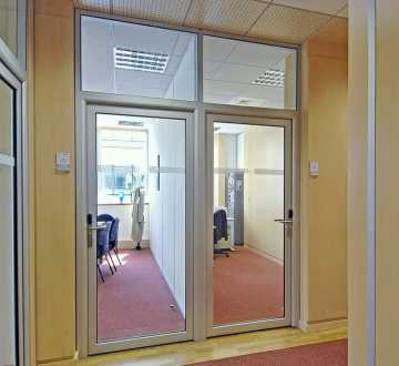 Элегантные двери и перегородки: выбор для офиса
