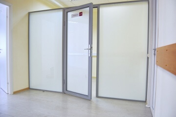Варианты дверей, подходящие для стеклянных перегородок в офисе