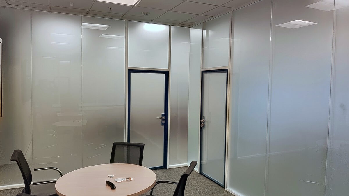 Перегородки с матовыми стеклами в офисном интерьере