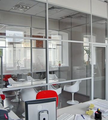 Каркасные стеклянные перегородки в офисе ТАРГЕТ 7