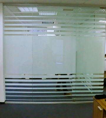 Перегородки и настольные экраны в офисе LSG
