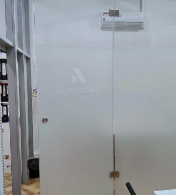 Стеклянные перегородки в офисе компании АВТОБОСС