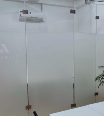 Стеклянные перегородки в офисе компании АВТОБОСС