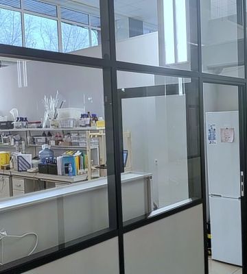Комбинированные офисные перегородки в лаборатории