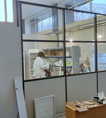 Комбинированные офисные перегородки в лаборатории