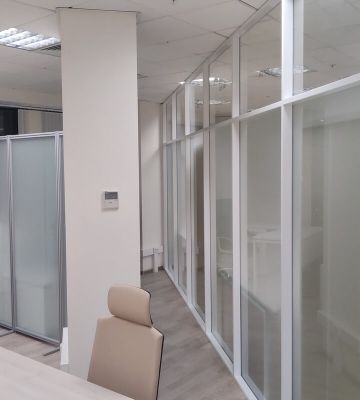 Стеклянные перегородки с матовым стеклом в офисе 