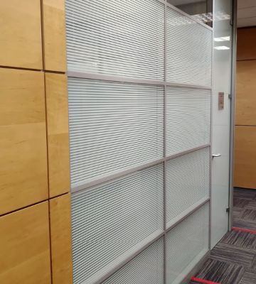 Настольные экраны и перегородки в офисе БРИЗ
