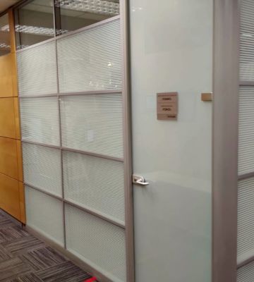 Настольные экраны и перегородки в офисе БРИЗ