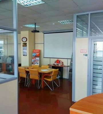 Мобильные и стеклянные перегородки в офисе WOODMIZER