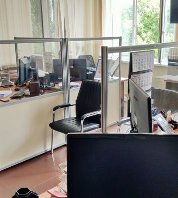 Мобильные и стеклянные перегородки в офисе WOODMIZER