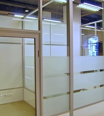 Оклейка стеклянных перегородок виниловыми пленками