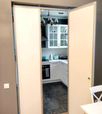 Легкая перегородка между кухней и комнатой